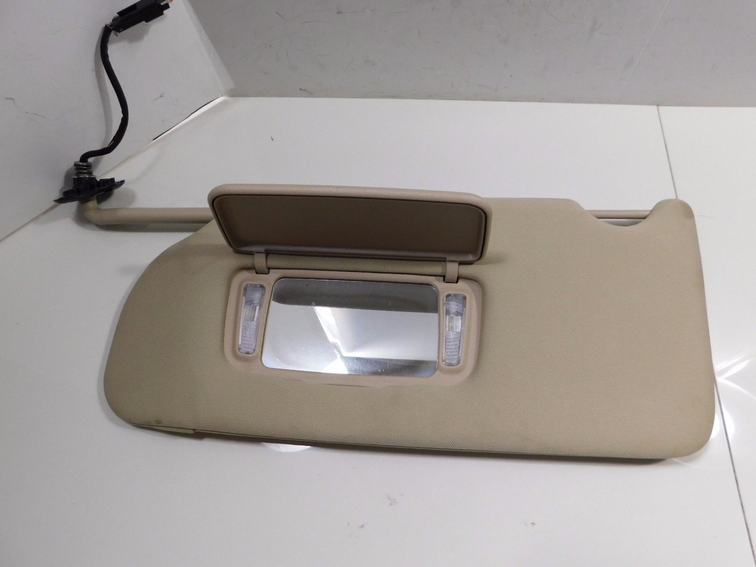 2007 Buick Lacrosse Driver Side Sun Visor Sunvisor Illuminated Tan w