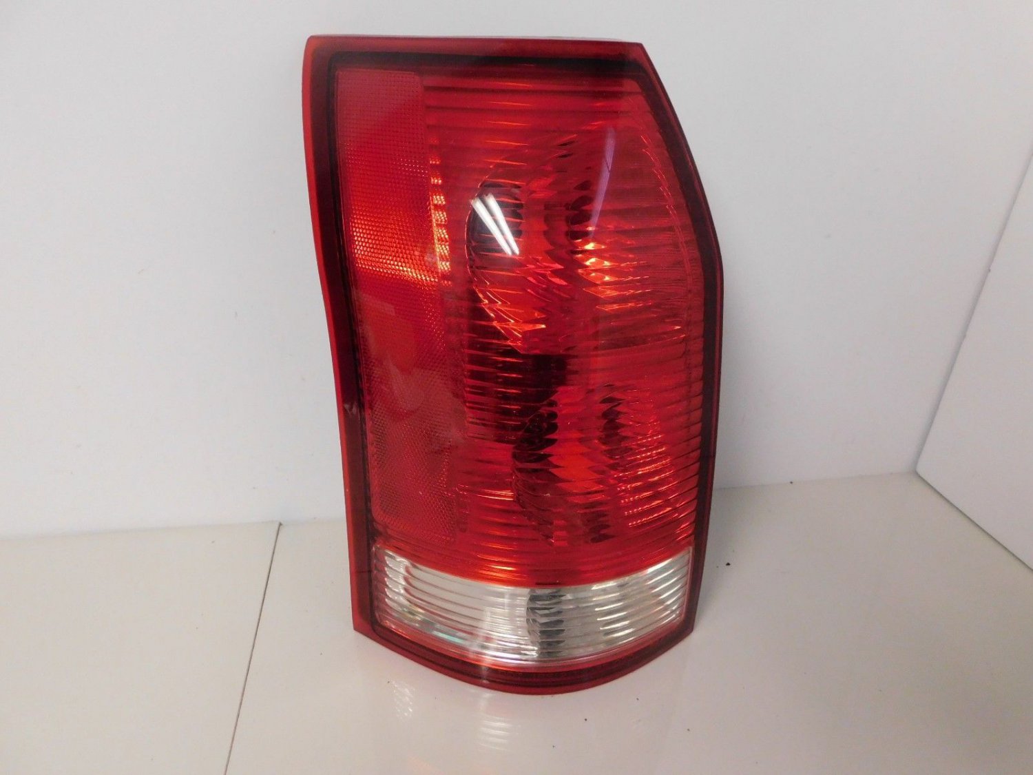 2005 2006 2007 Saturn Vue Driver Tail Light Lamp Rear OEM S703