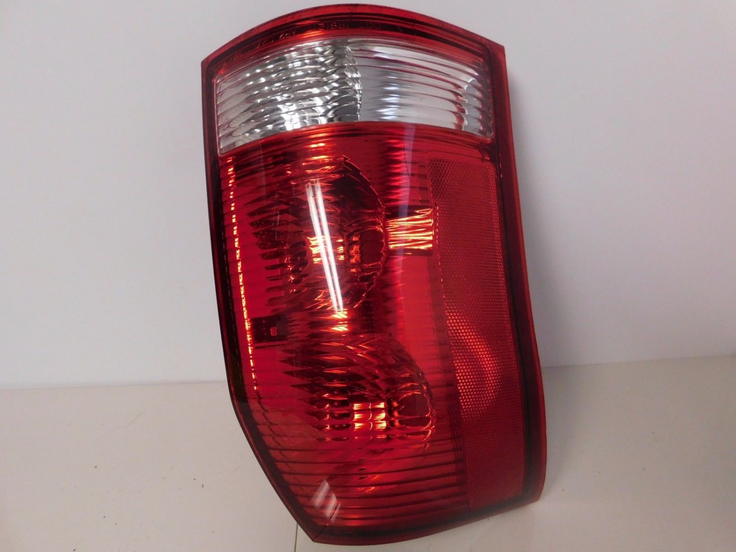 2002 2003 2004 2005 2006 2007 Saturn Vue Driver Tail Light Lamp Rear OEM