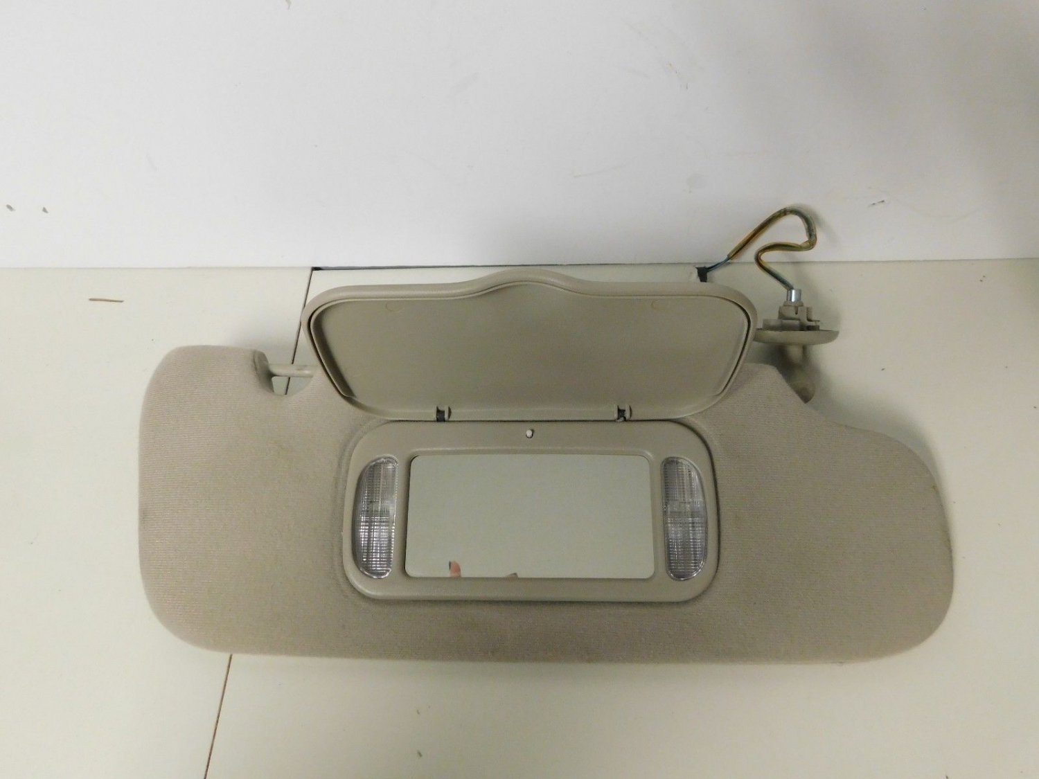 2002 2003 2004 Jeep Liberty Passenger Sunvisor Sun Visor Mirror Gray OEM