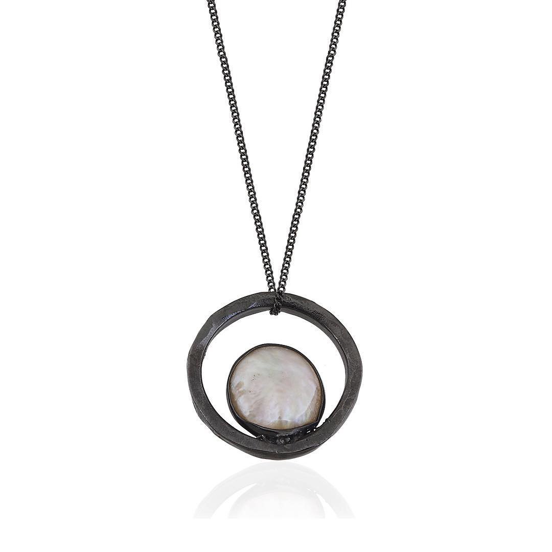 MATI: CIRCLE SILVER NECKLACE IN BLACK WITH MAJORCAN PEARL