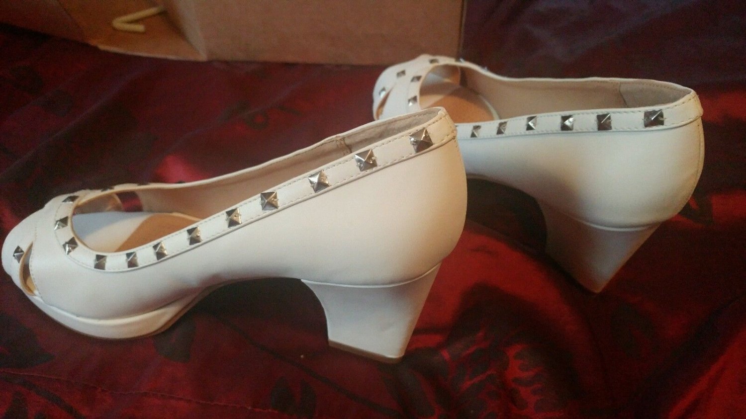 SZ 9.5  MEDIUM WHITE DIOMOND STUDS HEELS