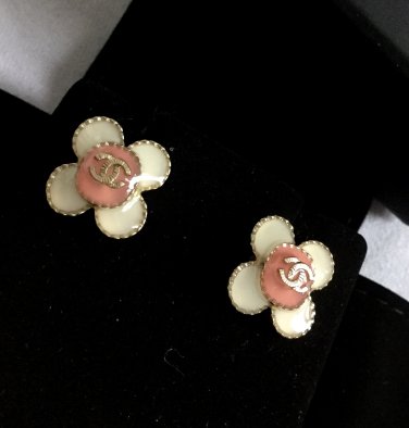 CHANEL PINK Glass Bead Stud Earrings Clover Leaf Gripoix Pearl Gold CC NIB