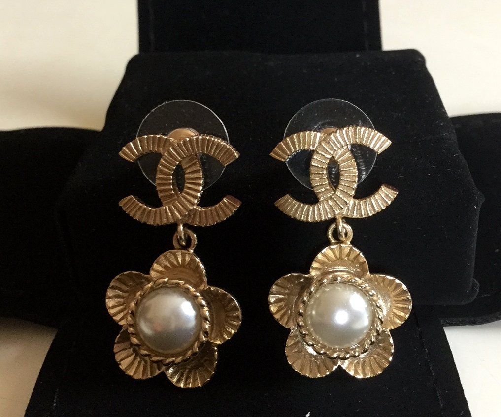 CHANEL Gold CC Stud Pearl Camellia Drop Dangle Earrings Vintage