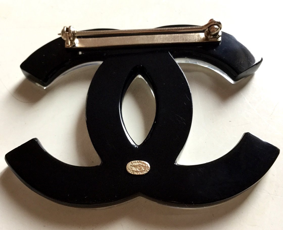 CHANEL COCO CHANEL PARIS CC Fashion Brooch Pin ACRYLIC WHITE Black Gold NIB