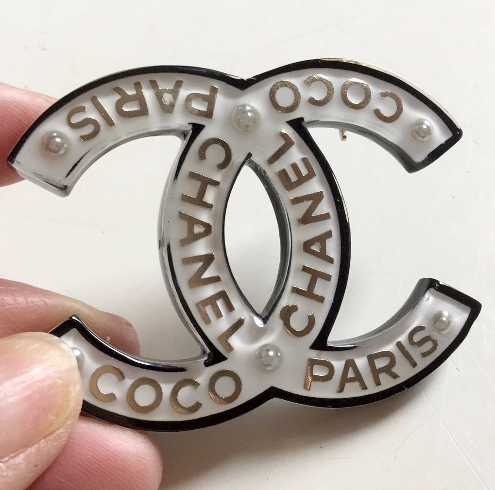 CHANEL COCO CHANEL PARIS CC Fashion Brooch Pin ACRYLIC WHITE Black Gold NIB