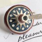 ESTEE LAUDER Pleasures Solid Perfume SPINNING TOP 2006 Holiday Compact NIB