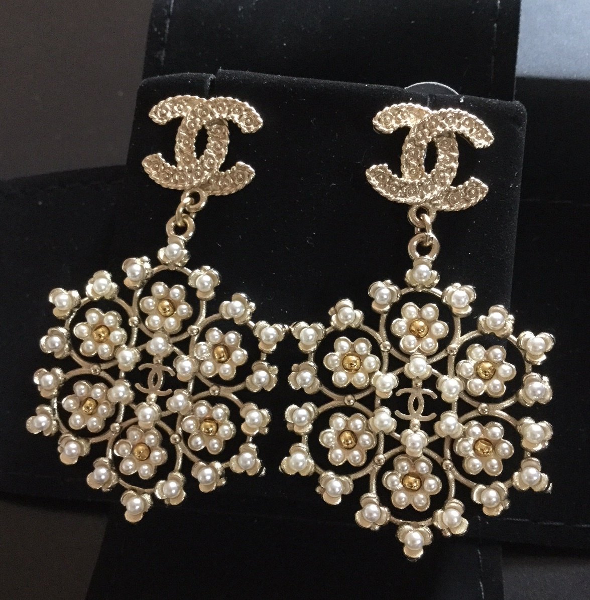CHANEL GOLD CC Seed Pearl Flower Dangle Earrings 2017 Authentic NIB