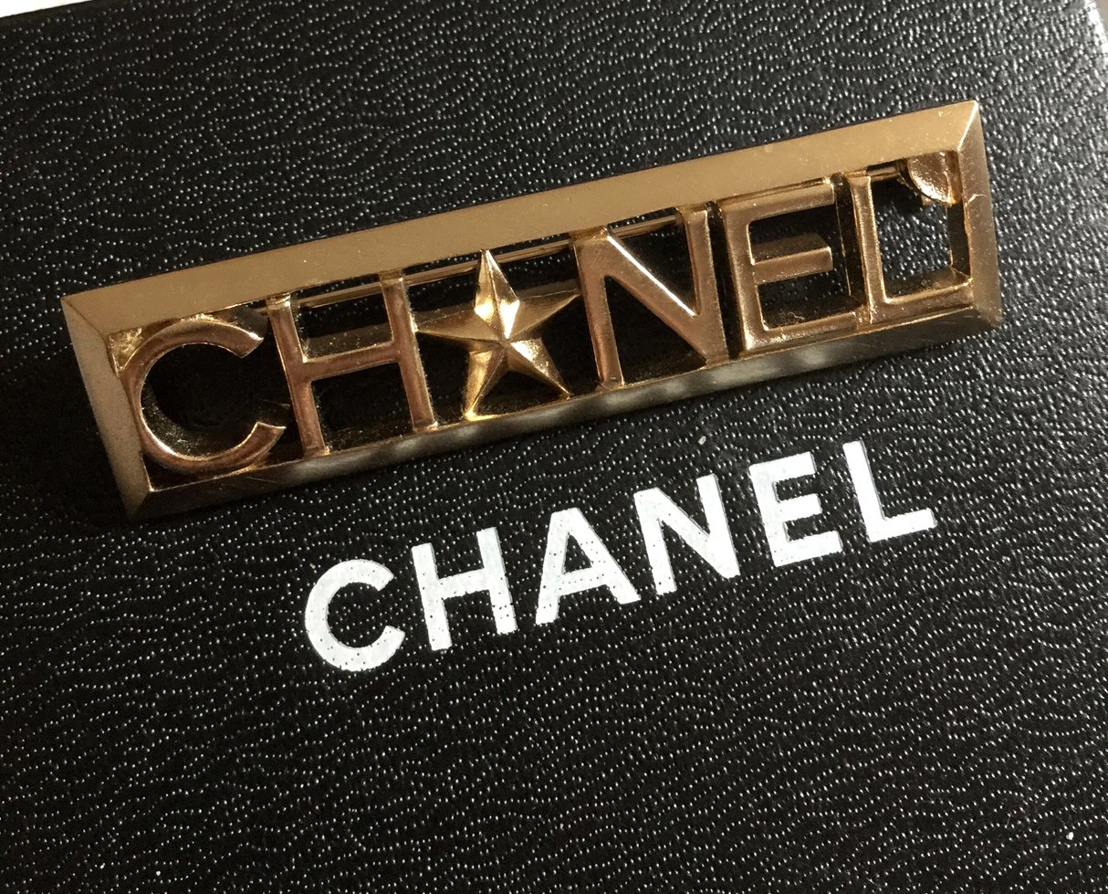CHANEL Plain GOLD Brooch Pin All-Letters Badge Authentic CC HALLMARK NIB