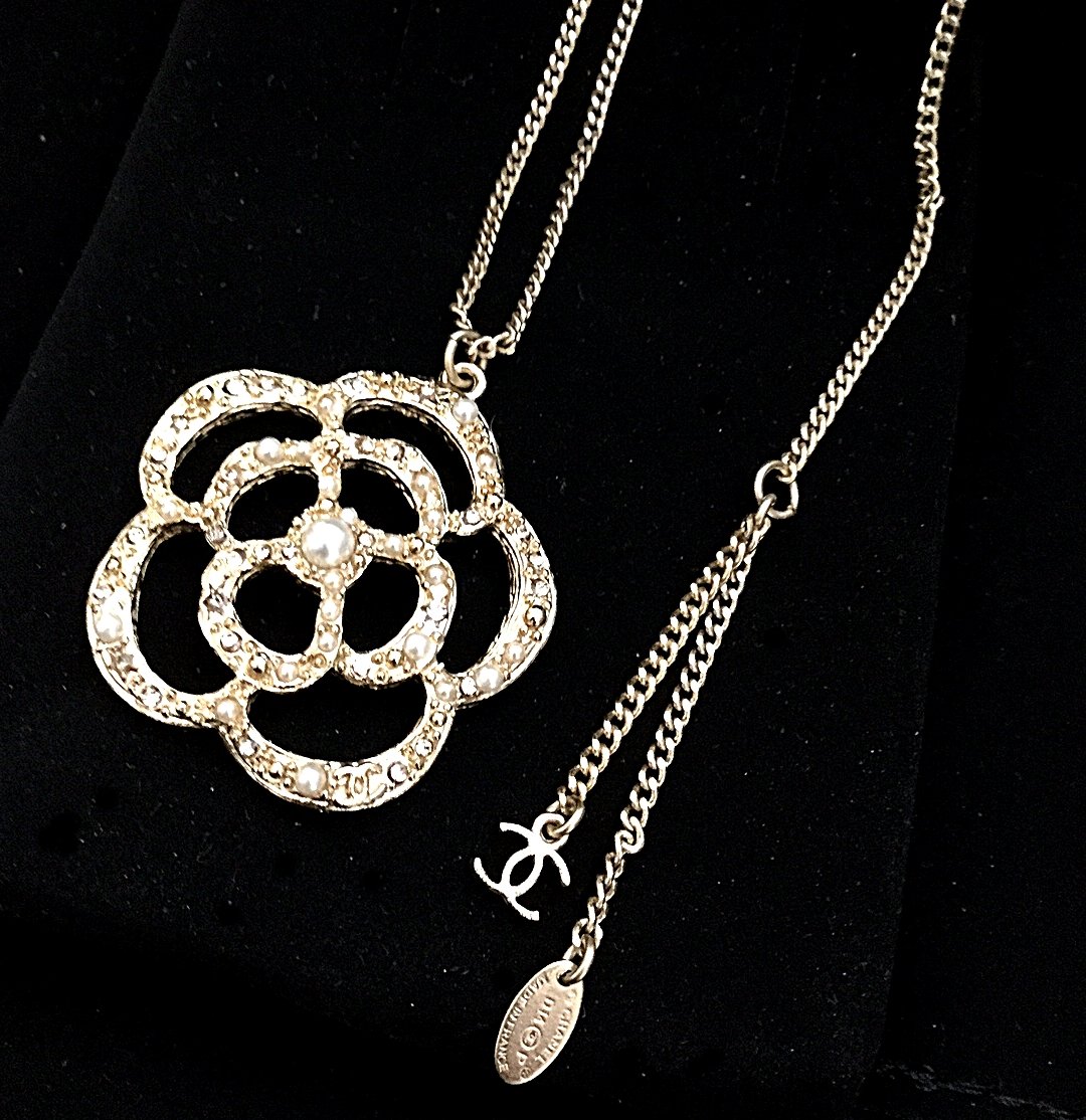 chanel camellia vanity with chain