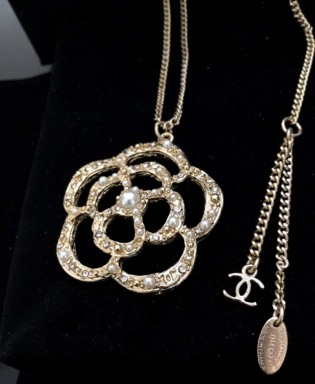 chanel camellia vanity with chain