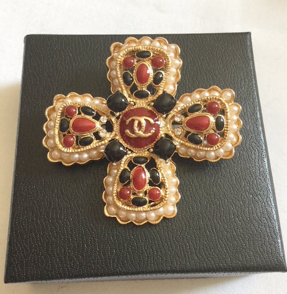 Chanel CC Brooch Pin Red Black Enamel Cross Gold Metal Pendant Vintage Nib