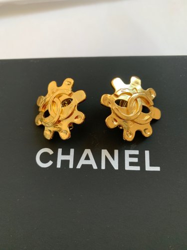 CHANEL CC Clip Earrings Wheel-Shaped Shine Gold Metal Vintage 95P