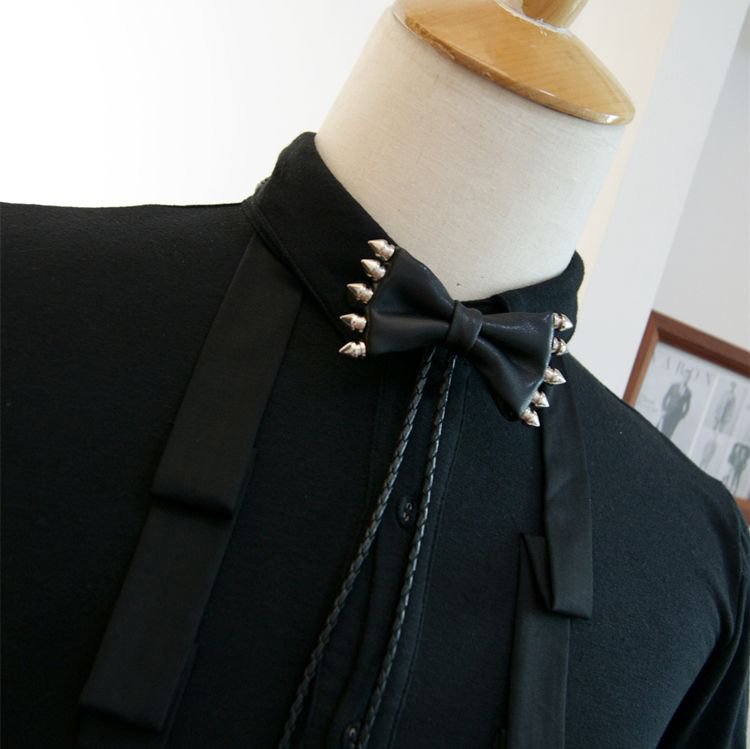 Rivet tie in leather Poirot tie