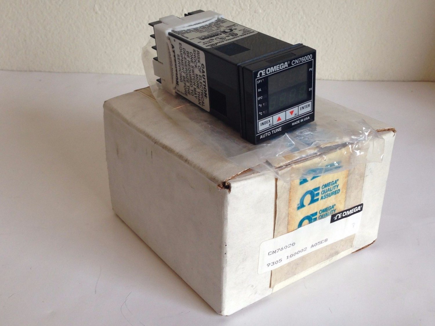 NEW Omega CN76020 Microprocessor Temperature Process Controller Autotune CN76000