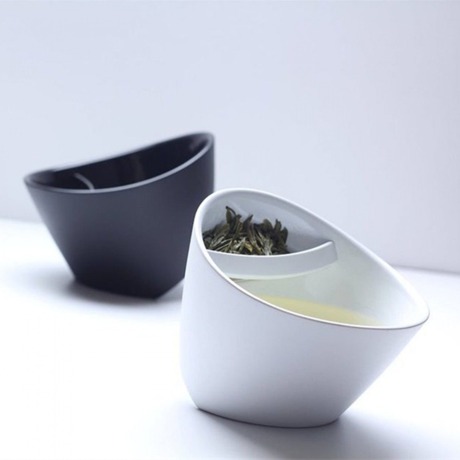 Chinese Personalized Special Design Plastic Tilt Tea Cup With Tea Infuser 250ml
