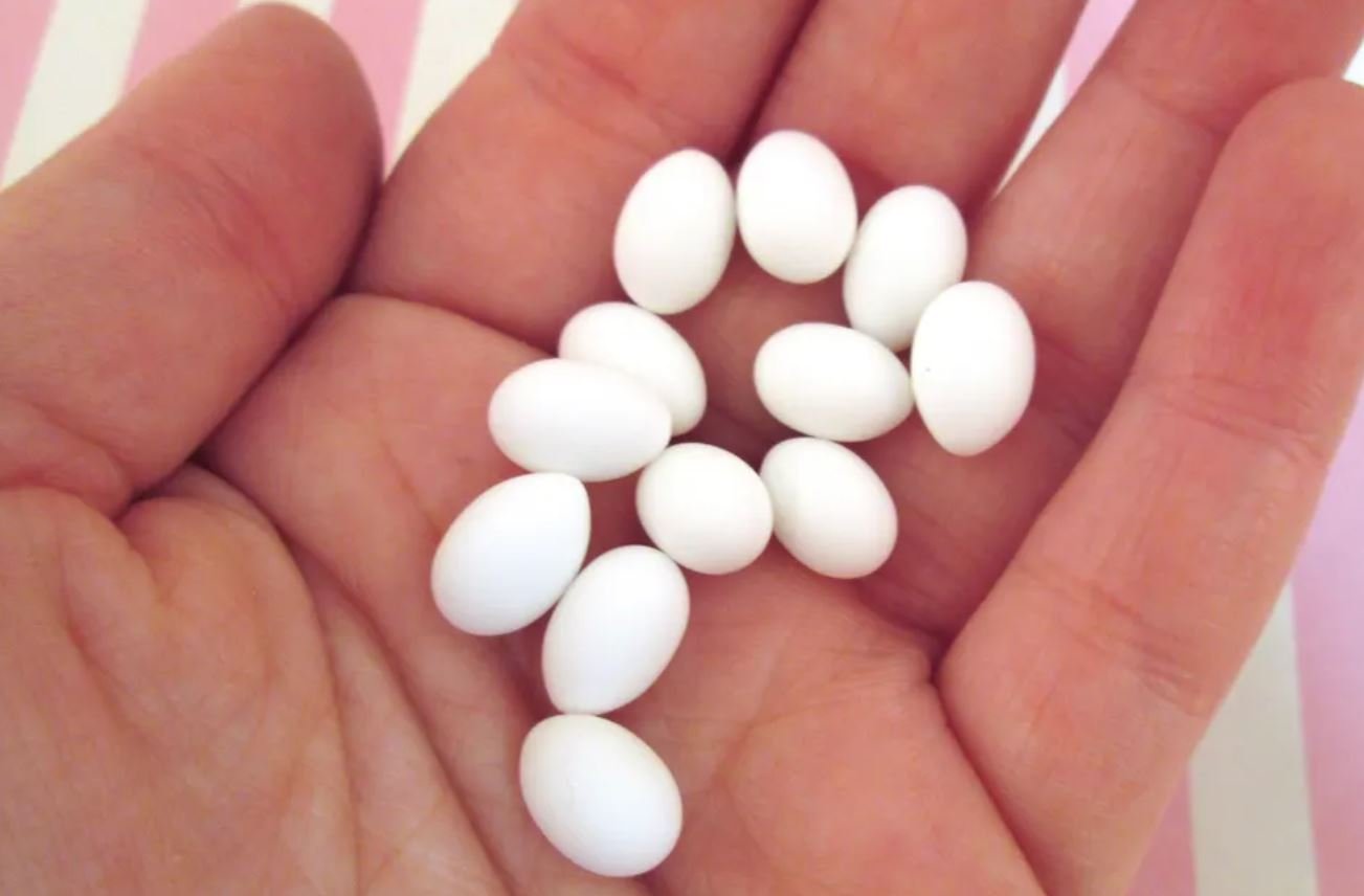Tiny 3D White Resin Egg Cabochons, Perfect for Dollhouses jocad (8 Pieces)