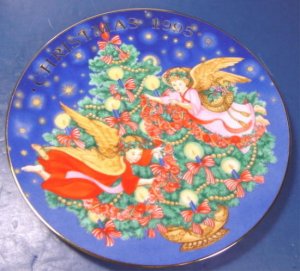 1995 Avon Christmas plate Trimming the Tree porcelain china 22K gold trim Angels box