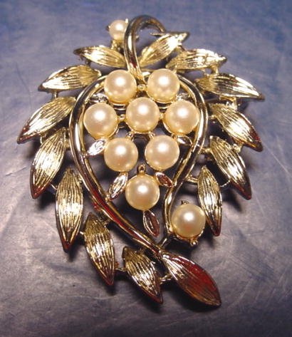 Lisner signed vintage leaf brooch pin faux pearl gold color metal ...