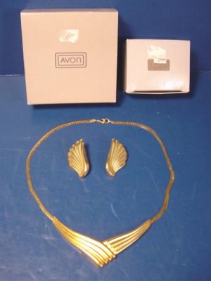 Vintage Avon Soft Sculpture necklace 1987 and pierced earrings goldtone metal