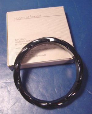 Vintage Avon Modern Art bangle bracelet 1986 black plastic with box