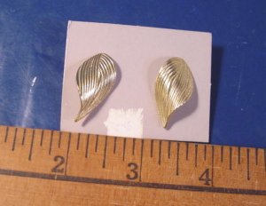 Textured Leaf Avon vintage 1986 pierced earrings goldtone metal with box