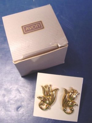 Avon Spring Tulip vintage 1990 pierced earrings tulips flowers goldtone metal with box