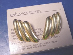 Vintage 1987 Avon Sleek Waves pierced earrings goldtone gold-color metal, with box