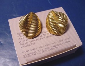 Vintage Sea Treasures Avon 1988 pierced earrings goldtone gold-color metal, with box
