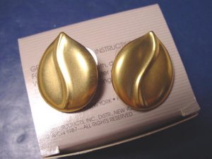 Satin Swirl pierced earrings vintage Avon 1987 goldtone gold color metal with box