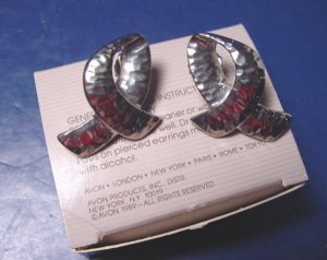 Silvertone Hammered Loop silver color metal loops Avon vintage 1989 pierced earrings with box