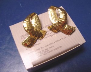 Avon Hammered Loop 1989 vintage goldtone pierced earrings gold color metal loops with box