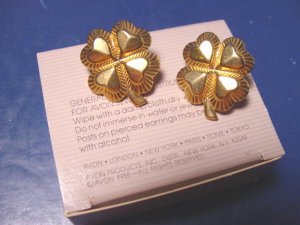 Lucky Four Leaf Clover Avon vintage 1988 pierced earrings heart shamrock goldtone metal 4-leaf