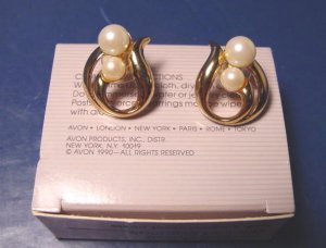 Vintage 1990 Avon Modern Classic pearl pierced earrings white faux pearls goldtone metal