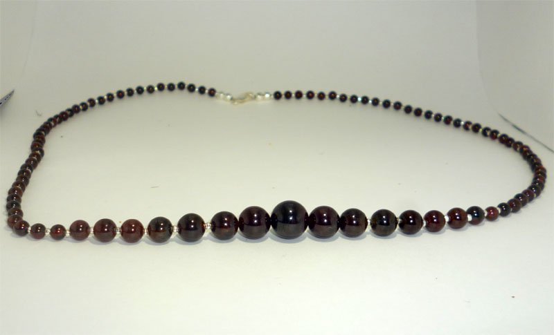 Pomegranate necklace in the central part (54 cm)