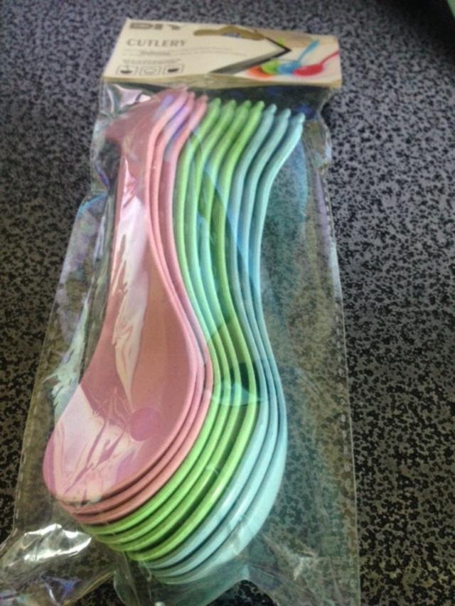9 PASTIC SOUP DESERT SPOONS IN 3 COLOURS, IDEAL FOR SMALL CHILDREN
