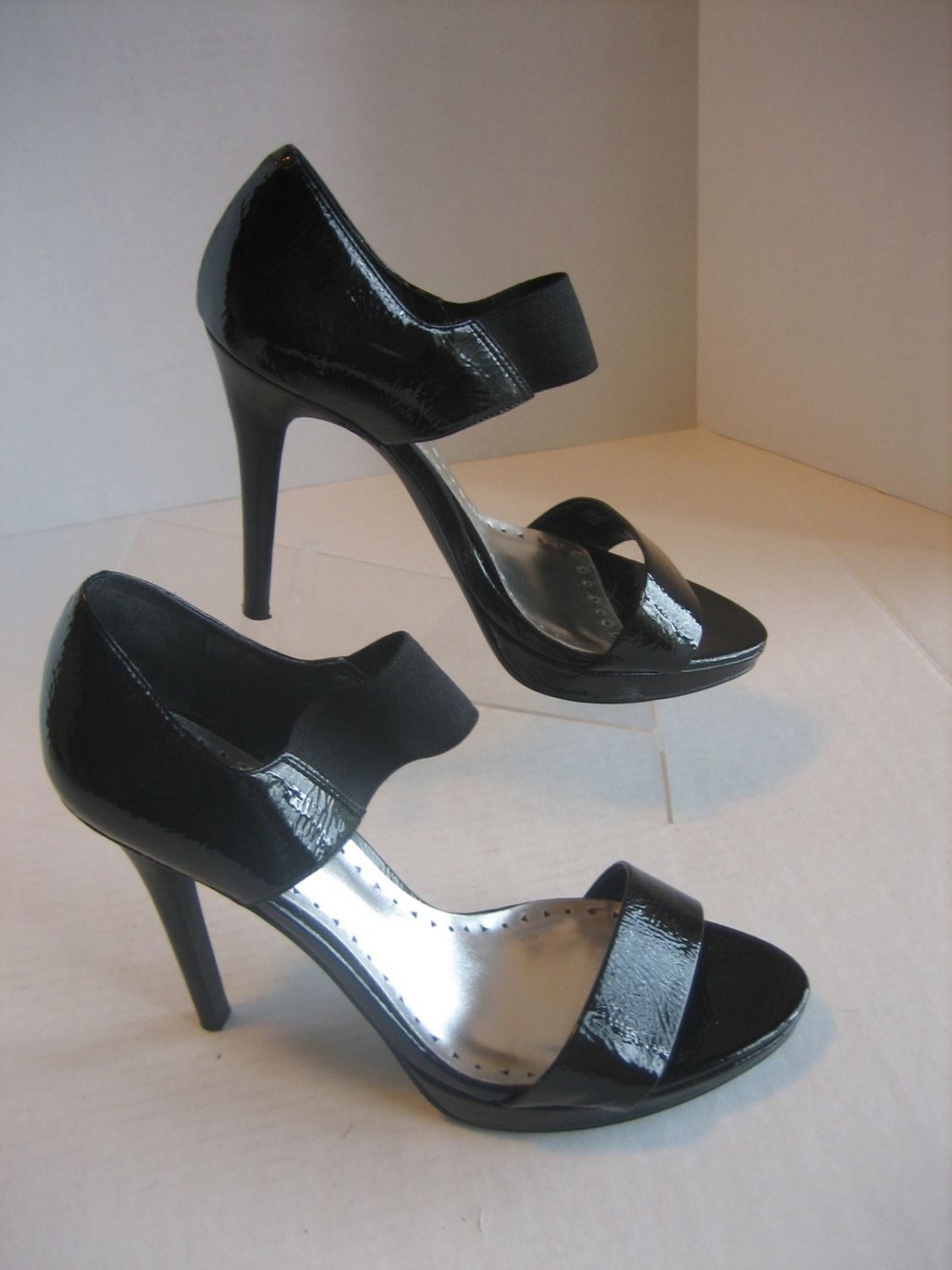 BCBG Girls Marco Women's Black Patent Leather Open Toe Shoe Sz 7 1/2 Pre-Owned