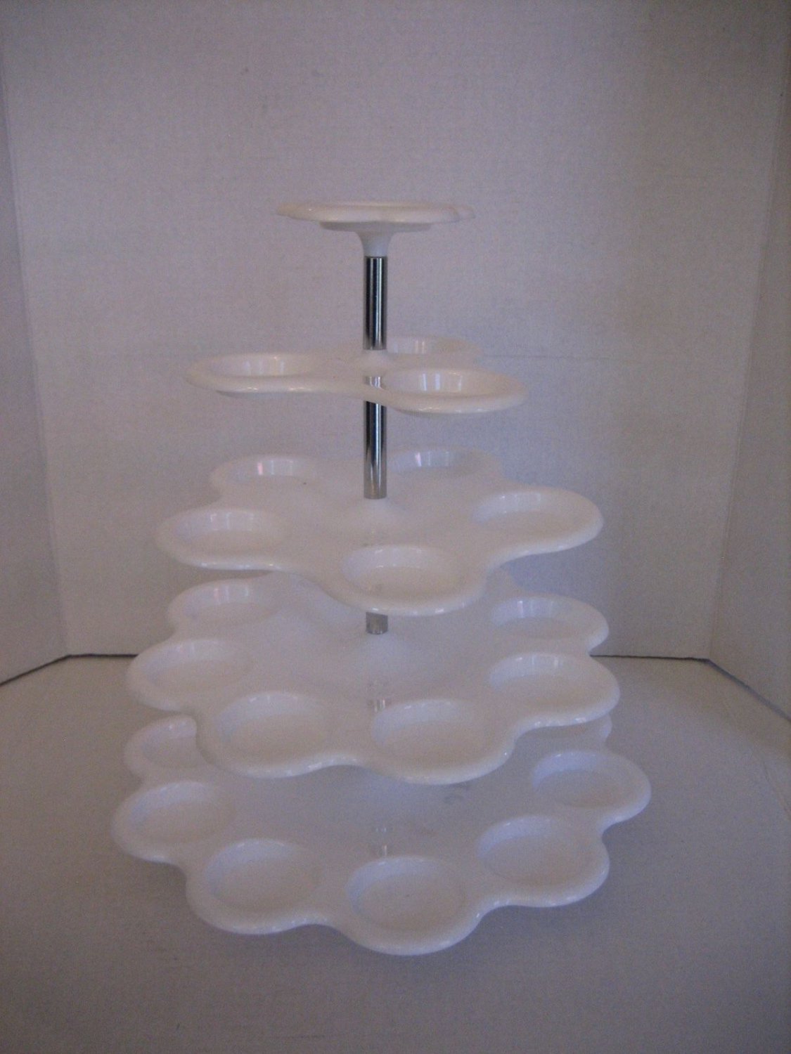 White Plastic/Metal 5 Tier Holds 27 Dessert/CupCake Stand 15in.T Pre-Owned
