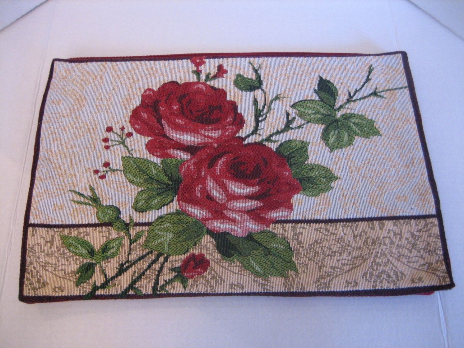 Red Roses Tapestry Placemat 13 x 19 Rectangle 60 Cotton 40Polyester NWNT