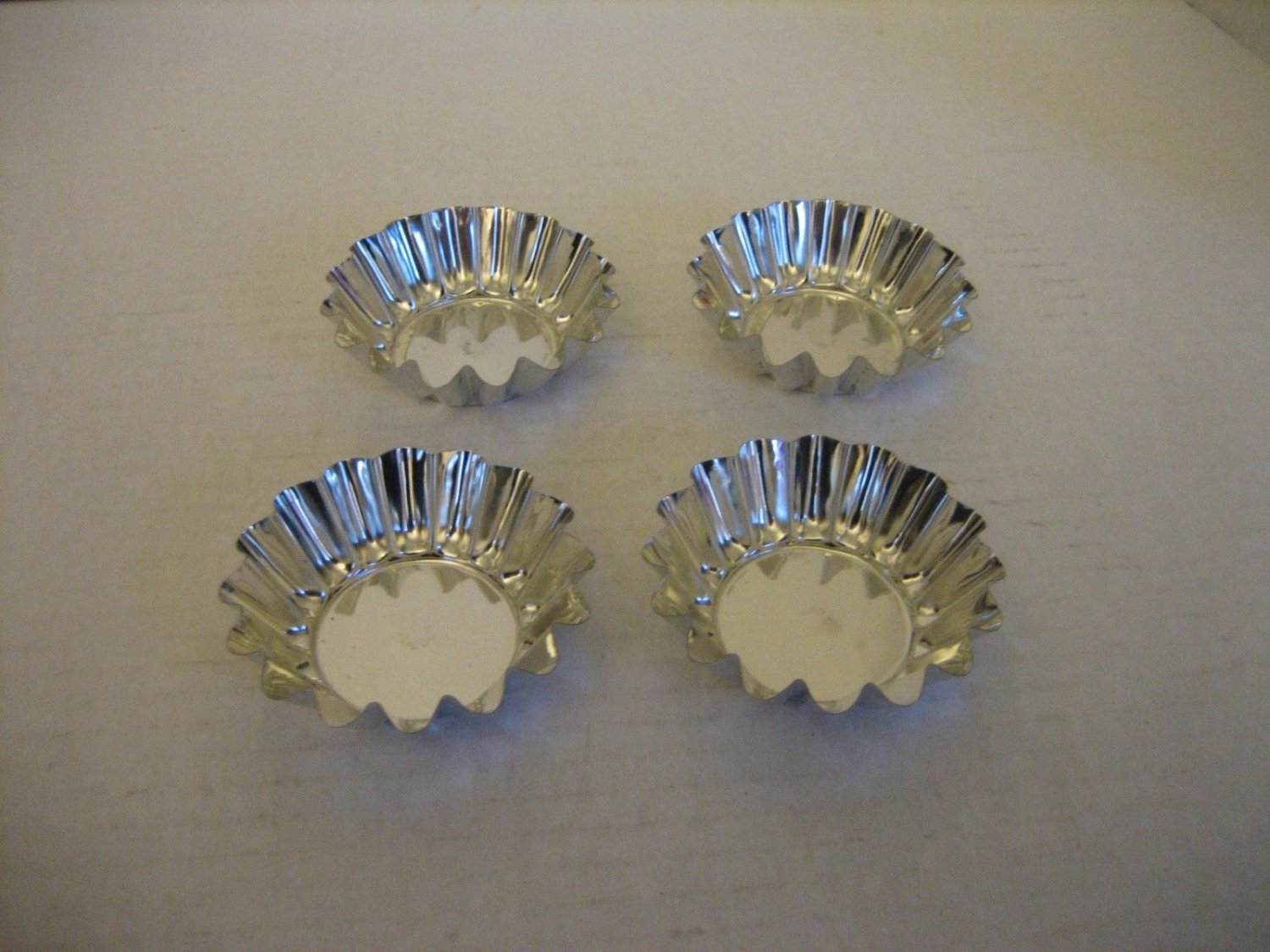 Set of 4 Round Silver Metal Mini Tart Pans 2 1/2 in.R. x 1in.D. NWNT