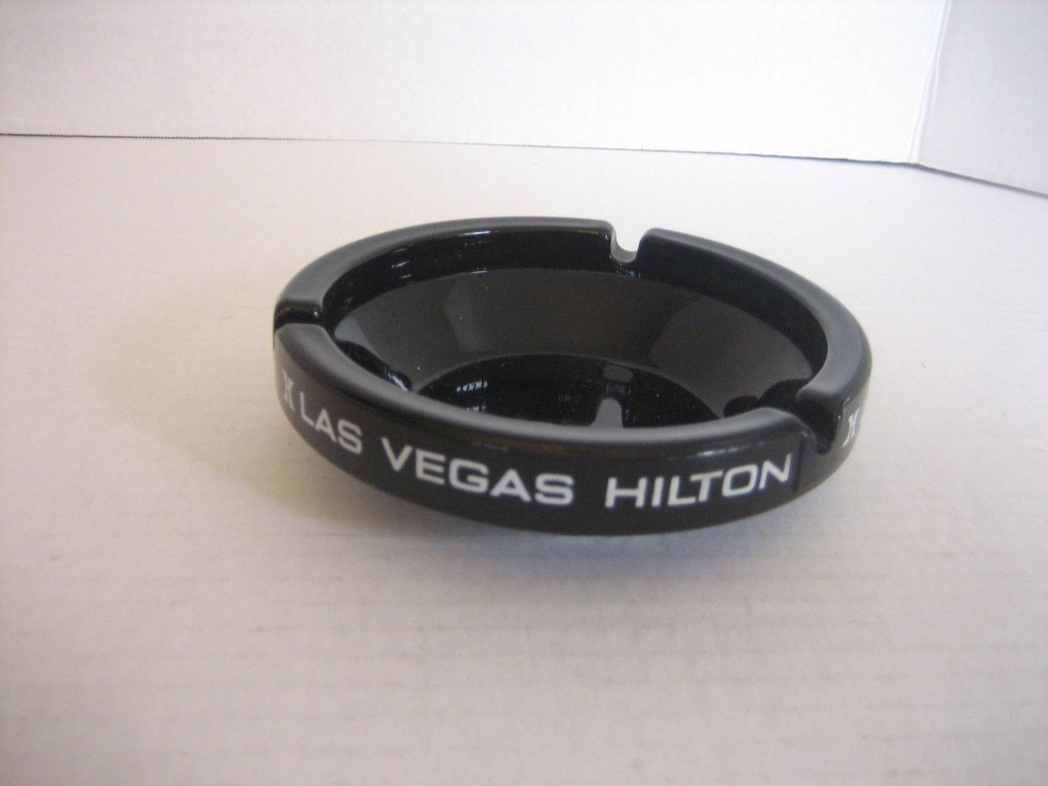 Vintage Las Vegas Hilton Black Glass Round Ashtray 4 1/2in.Round Pre-Owned