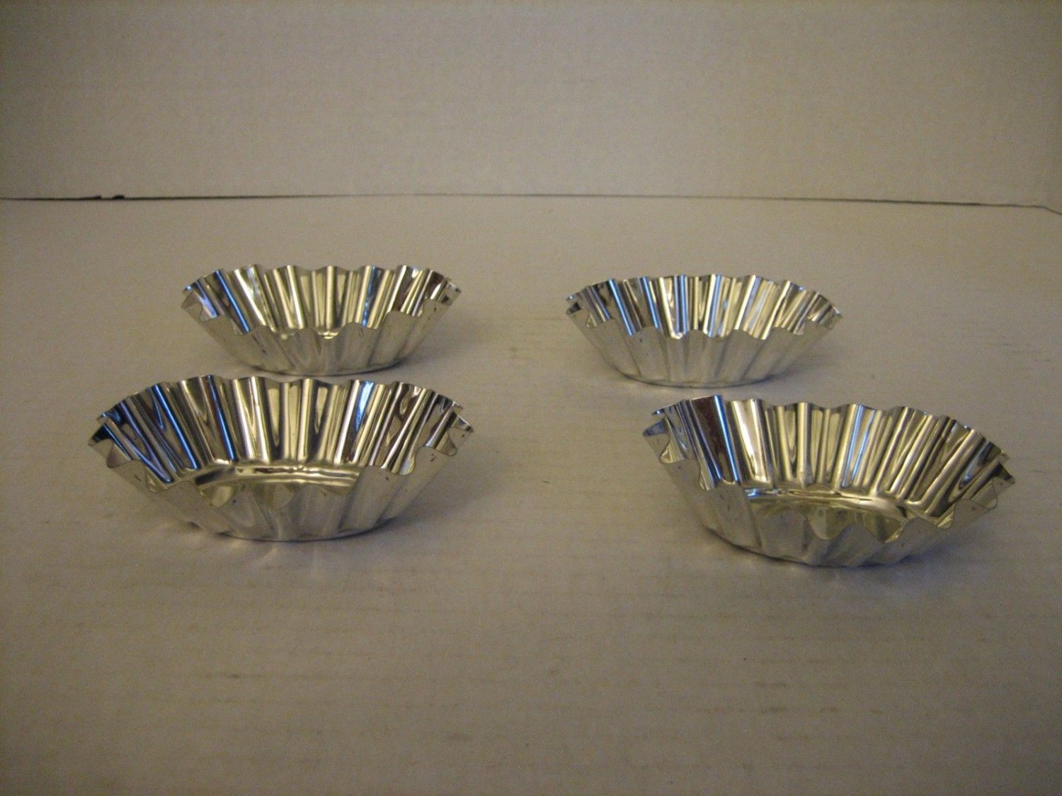 Set of 4 Oval Silver Metal Mini Tart Pans 3 in.Oval . x 1in.Deep. NWNT