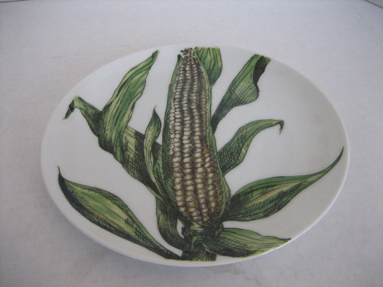 Decorative White Ceramic Plate with Yellow Corn on the Cob 7 1/2 in. Round New