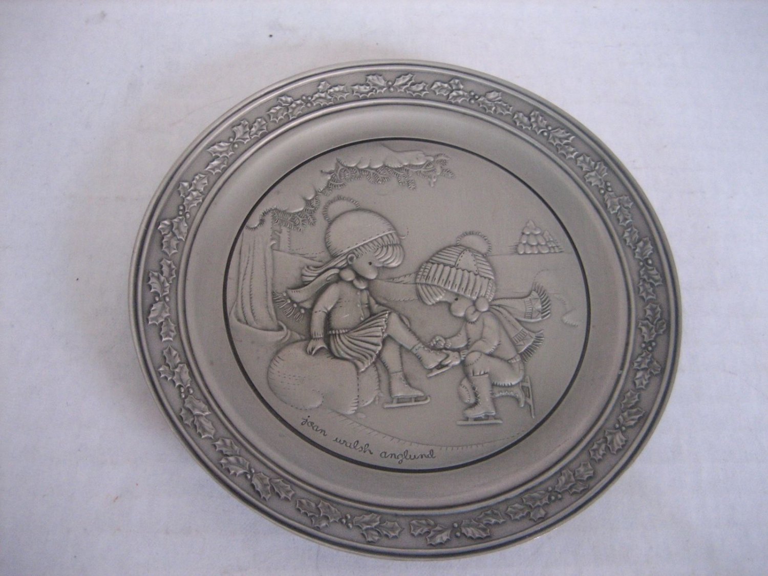 Vintage Hallmark Decorative Round Pewter Plate 2 Kids Ice Skating 4.5.R PreOwned