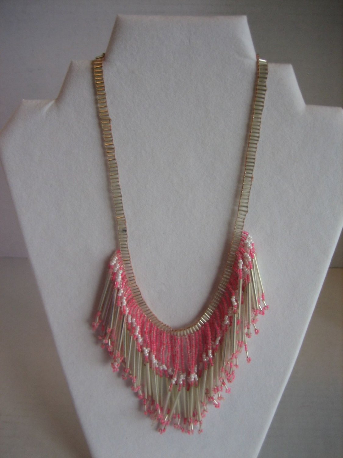 Vintage Women's Pink/White/Clear Beaded Fashion Bib Necklace 17 in.L. Pre-Owned