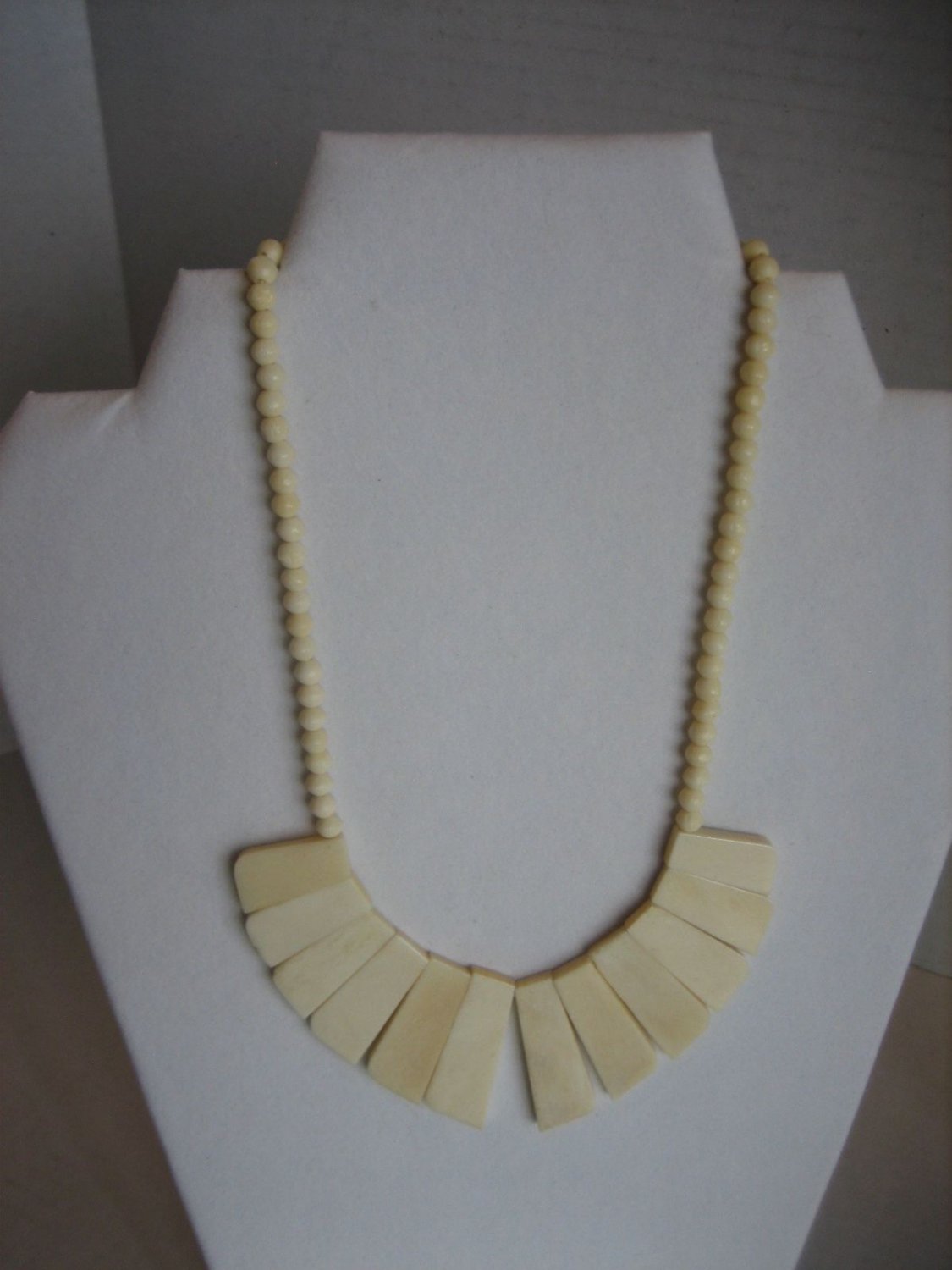 Vintage Women's Natural Cream Bone Fashion Bib Necklace 16 in.Length Pre-Owned