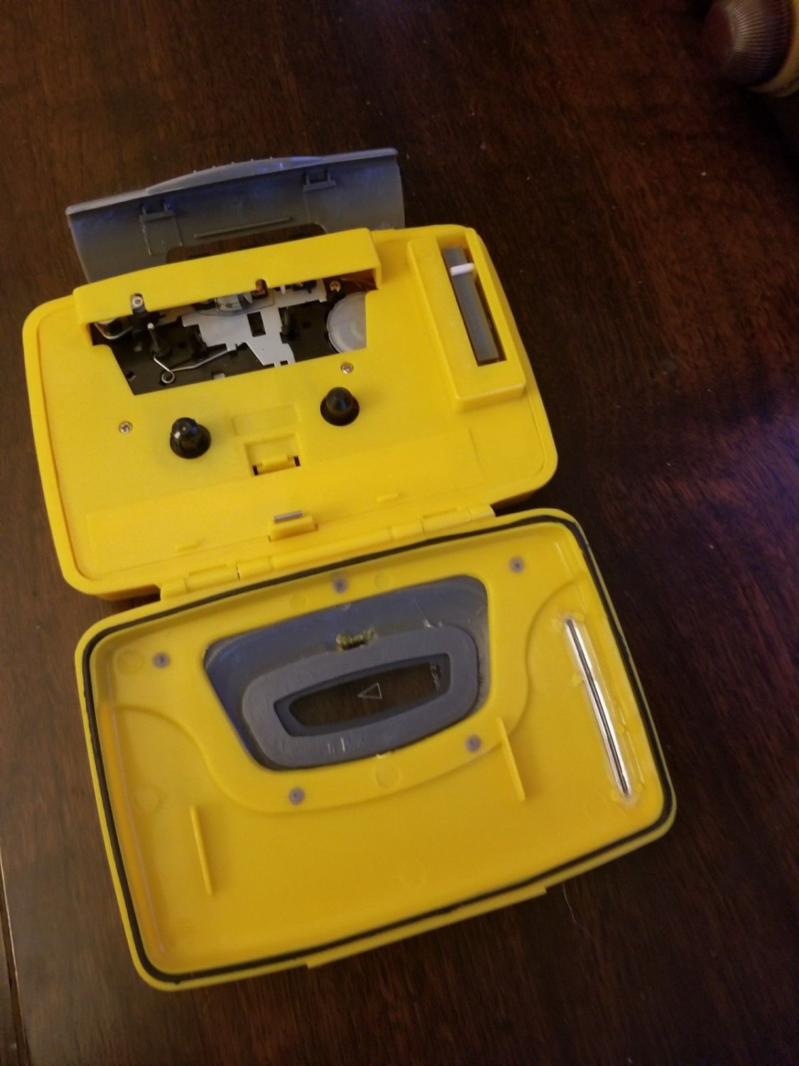 Sports GPX Gran Prix C3202D Water Resistant Cassette Player AM/FM Radio