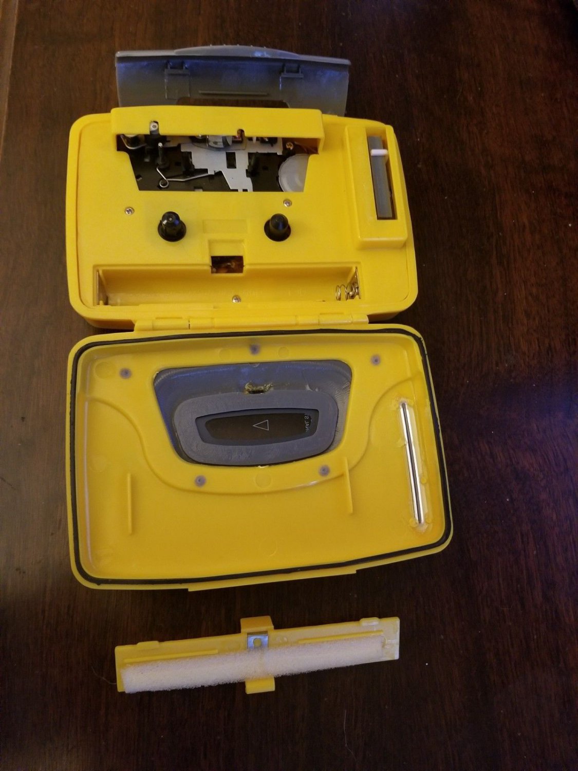 Sports GPX Gran Prix C3202D Water Resistant Cassette Player AM/FM Radio