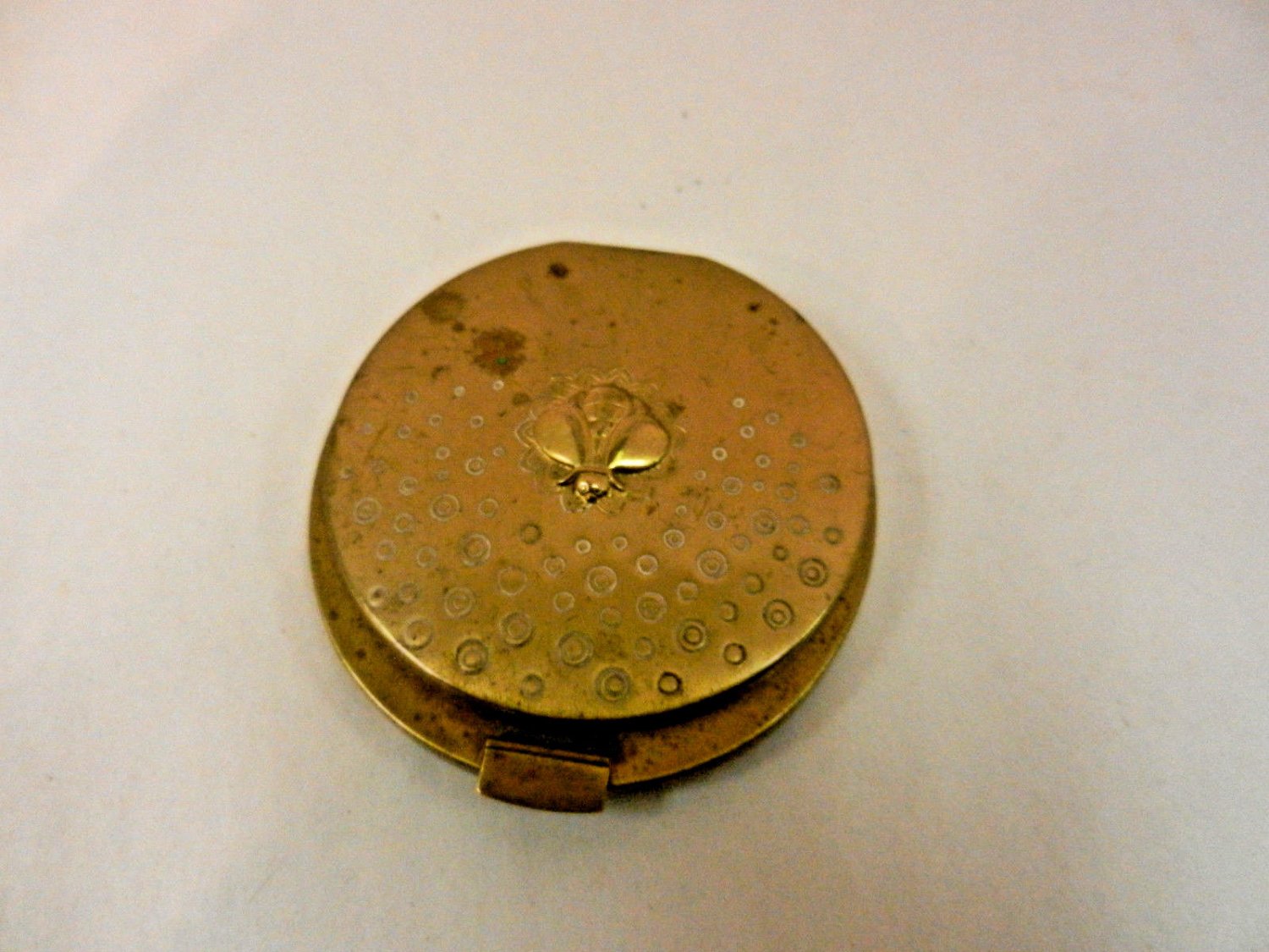 Vtg YARDLEY Bumble Bee Gold Tone Deco Styled Pressed Powder Makeup Compact