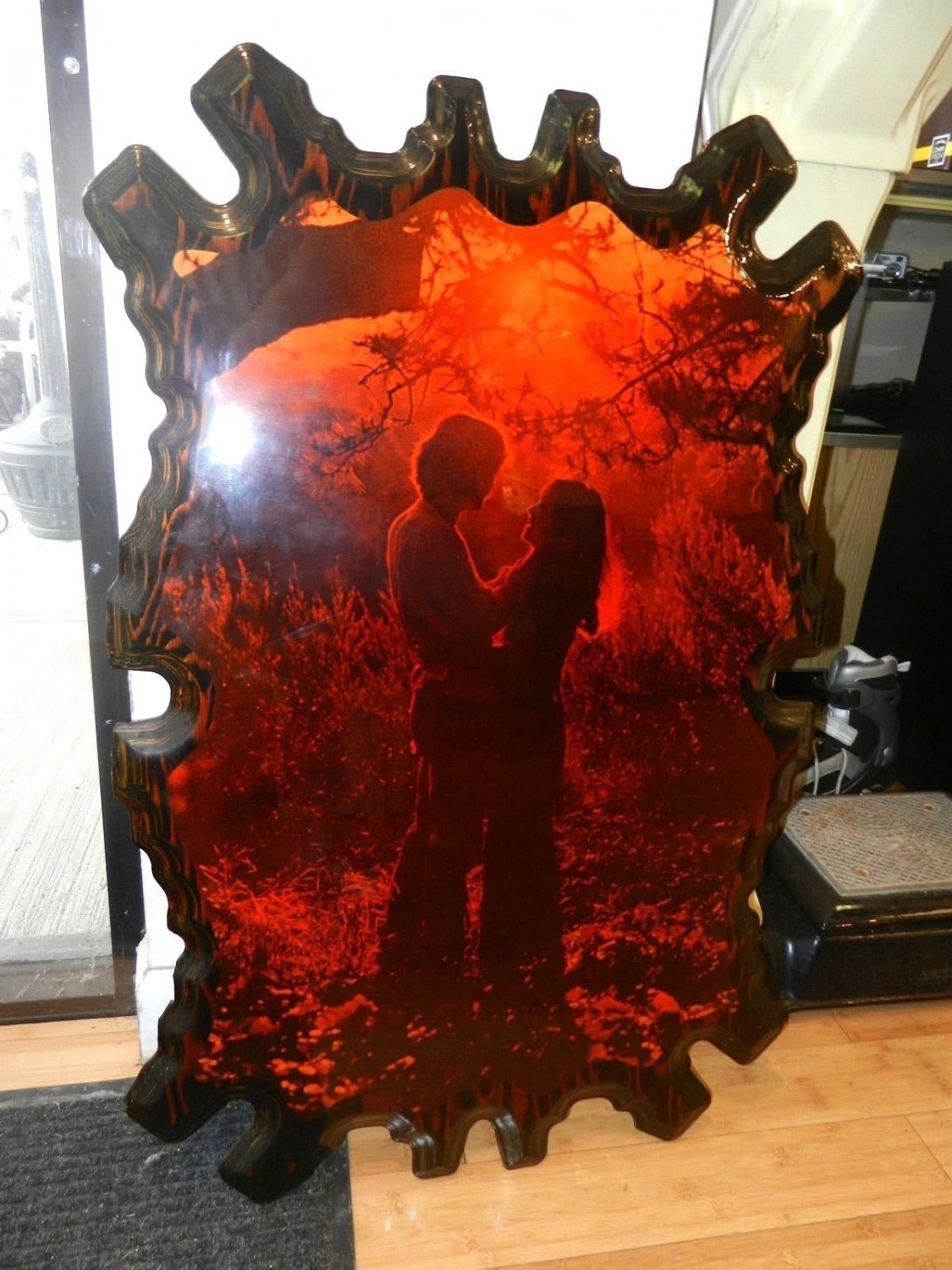 Authentic Vtg Retro Hippy Large WOOD SLICE PHOTO, Couple In Love